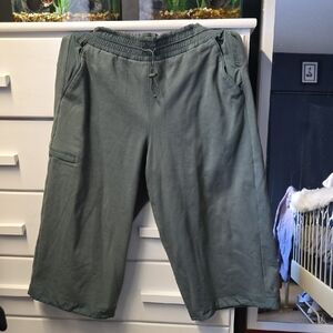 Athleta Bali Green Triumph Capris